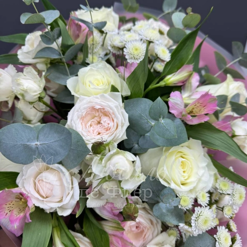 Сборный букет из белых роз и хризантем &laquo;Очарование&raquo;