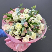 Сборный букет из белых роз и хризантем &laquo;Очарование&raquo; 4