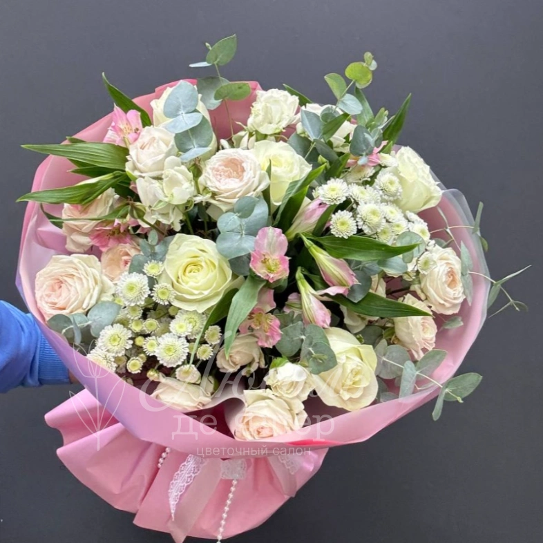 Сборный букет из белых роз и хризантем &laquo;Очарование&raquo;