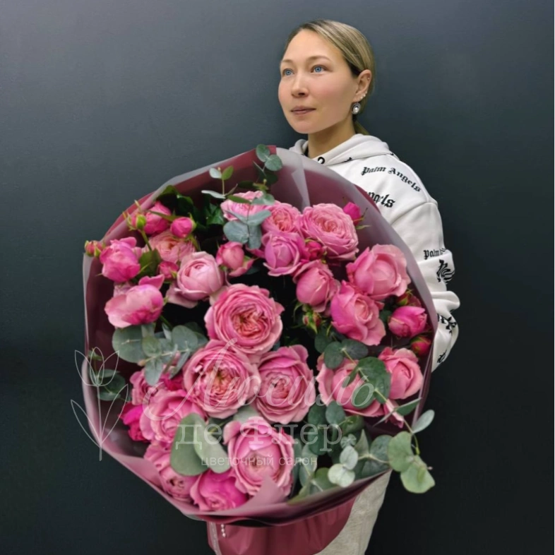Монобукет из кустовых пионовидных роз &laquo;Совершенство&raquo;