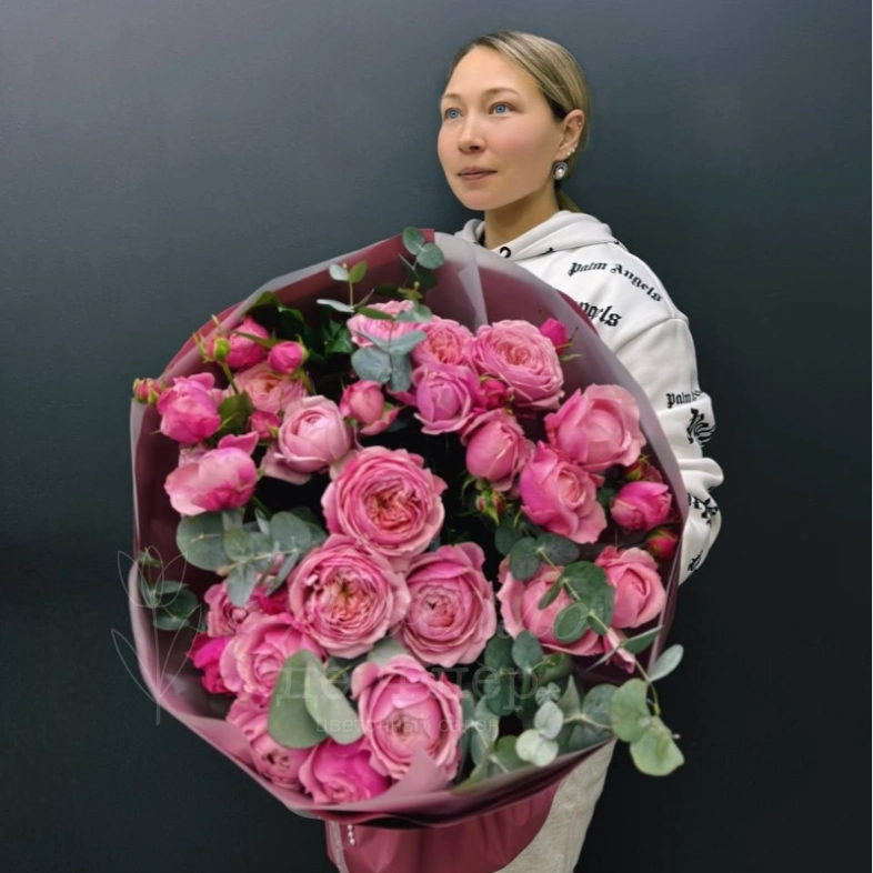 Монобукет из кустовых пионовидных роз &laquo;Совершенство&raquo;