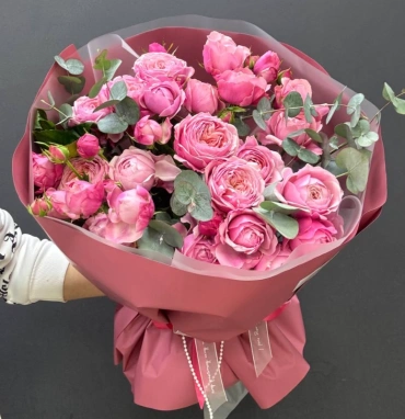 Монобукет из кустовых пионовидных роз «Совершенство»