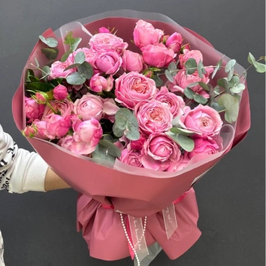 Монобукет из кустовых пионовидных роз «Совершенство»