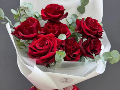 Монобукет из 7 бордовых роз «Букет страсти»
