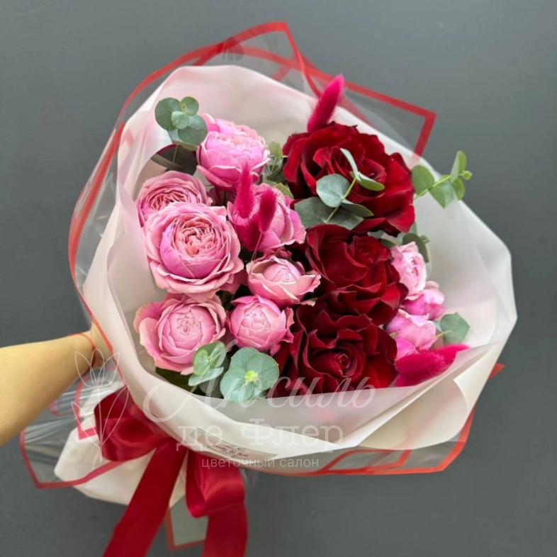 Сборный букет из бордовых рох и кустовых пионовидных роз &laquo;Розовый контраст&raquo;