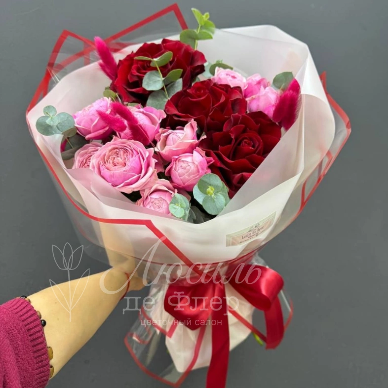 Сборный букет из бордовых рох и кустовых пионовидных роз &laquo;Розовый контраст&raquo;