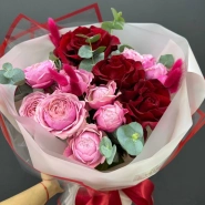 Сборный букет из бордовых рох и кустовых пионовидных роз &laquo;Розовый контраст&raquo; 3