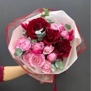Сборный букет из бордовых рох и кустовых пионовидных роз &laquo;Розовый контраст&raquo; 0