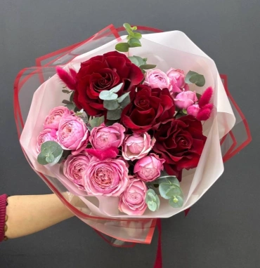 Сборный букет из бордовых рох и кустовых пионовидных роз «Розовый контраст»