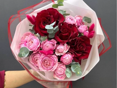 Сборный букет из бордовых рох и кустовых пионовидных роз «Розовый контраст»