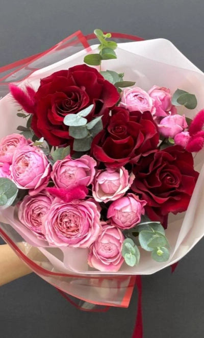 Сборный букет из бордовых рох и кустовых пионовидных роз «Розовый контраст»