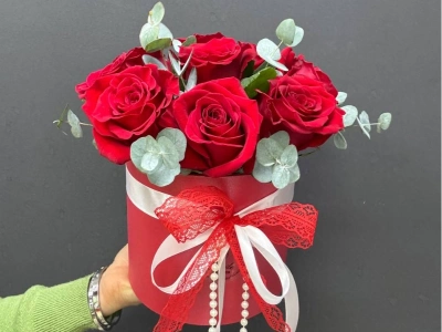 Композиция из красных роз в коробке «Роскошь»