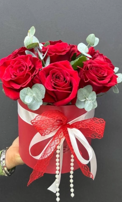 Композиция из красных роз в коробке «Роскошь»