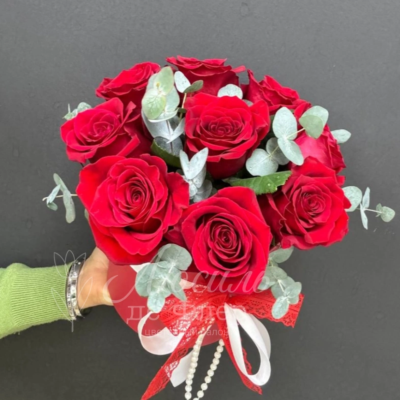 Композиция из красных роз в коробке &laquo;Роскошь&raquo;