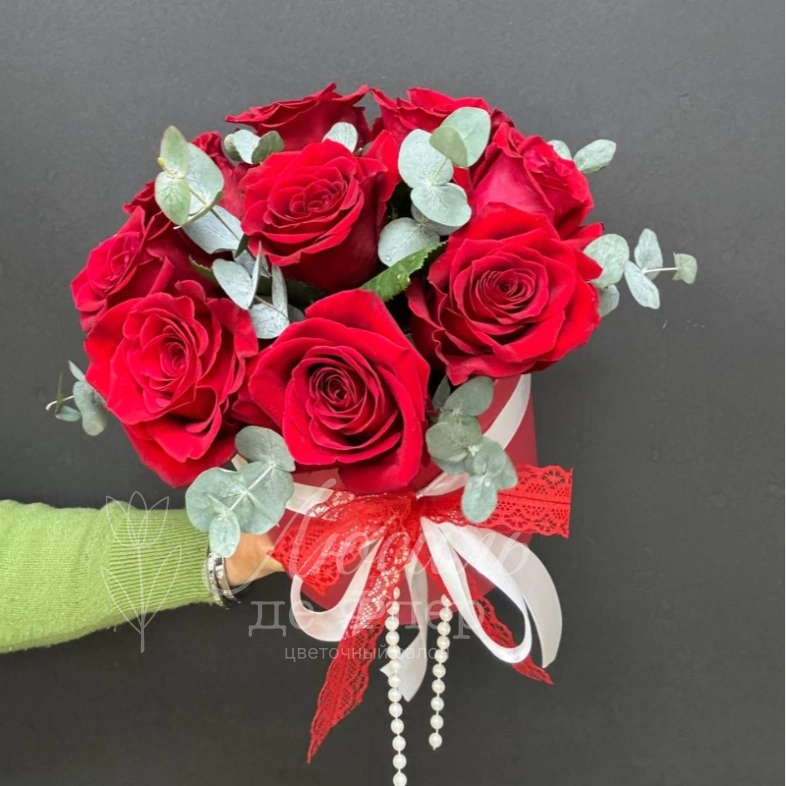 Композиция из красных роз в коробке &laquo;Роскошь&raquo;