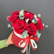 Композиция из красных роз в коробке &laquo;Роскошь&raquo; 2