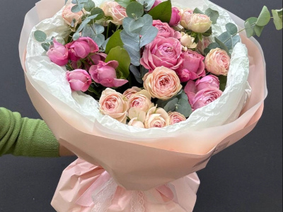 Монобукет из пионовидных кустовых ро «Фламинго»