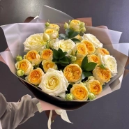 Сборный букет из пионовидных кремовых роз и  желтых кустовых роз &laquo;Солнечное сияние&raquo; 0