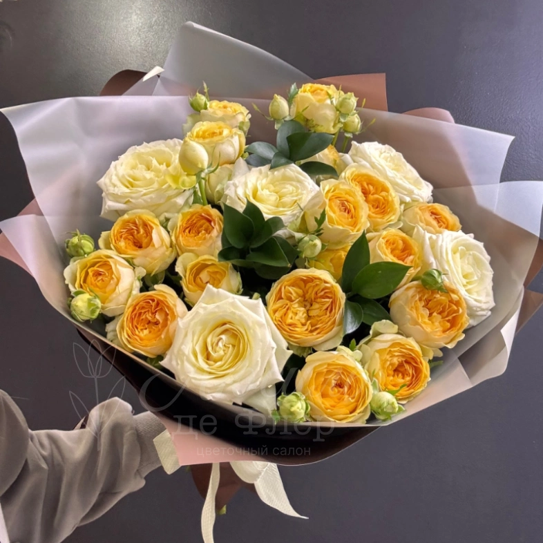 Сборный букет из пионовидных кремовых роз и  желтых кустовых роз &laquo;Солнечное сияние&raquo;