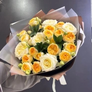 Сборный букет из пионовидных кремовых роз и  желтых кустовых роз &laquo;Солнечное сияние&raquo; 1
