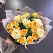 Сборный букет из пионовидных кремовых роз и  желтых кустовых роз &laquo;Солнечное сияние&raquo; 2