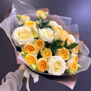 Сборный букет из пионовидных кремовых роз и  желтых кустовых роз &laquo;Солнечное сияние&raquo; 3