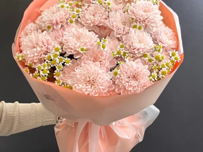 Сборный букет из хризантем и матрикарии «Очарование»